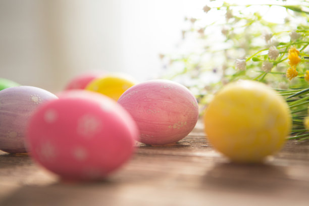 在旧木头表面上的复活节彩蛋图片下载