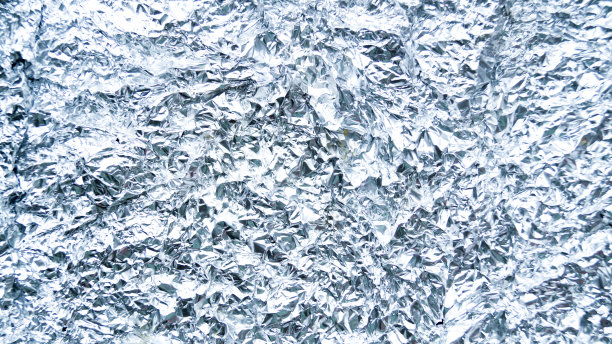 具有光亮不平金属表面的薄银箔无缝纹理图片下载