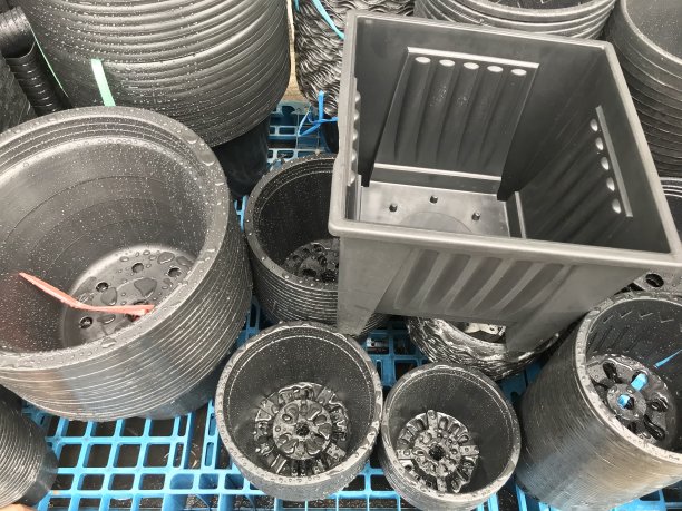 一堆塑料树盆在园艺商店出售图片下载