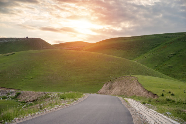 山间清晨日出乡村公路图片下载