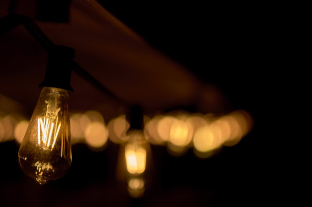 黄昏时分阳台上的灯泡和散焦灯图片下载