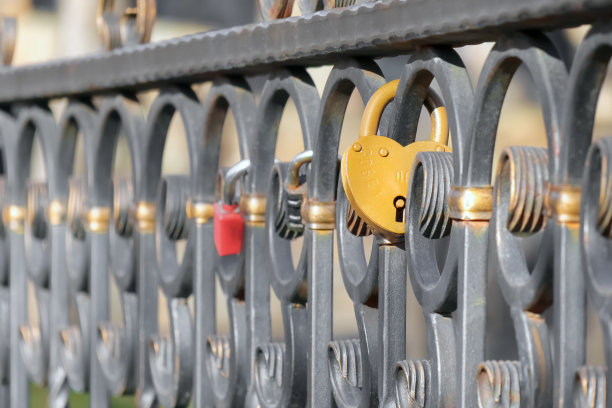 金属栅栏上的心图片下载