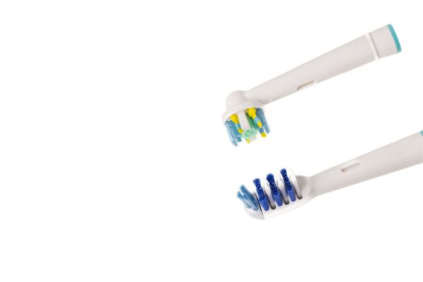两种牙刷头供近距离观察隔离。卫生保健的概念。图片下载