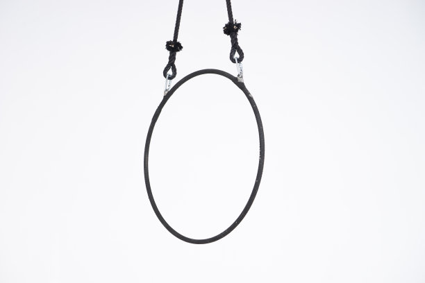 白色背景上孤立的黑色空中吊环图片下载