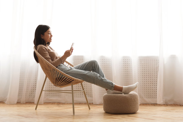 放松时刻：女孩用智能手机上网图片下载