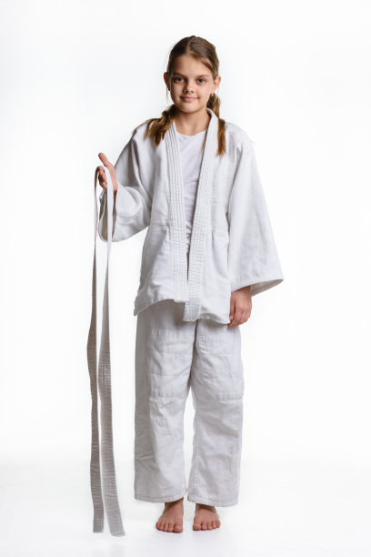 女孩穿着狗狗运动格斗服，手里握着腰带图片下载