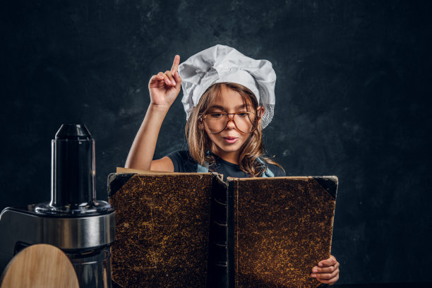 小女孩正在看食谱图片下载