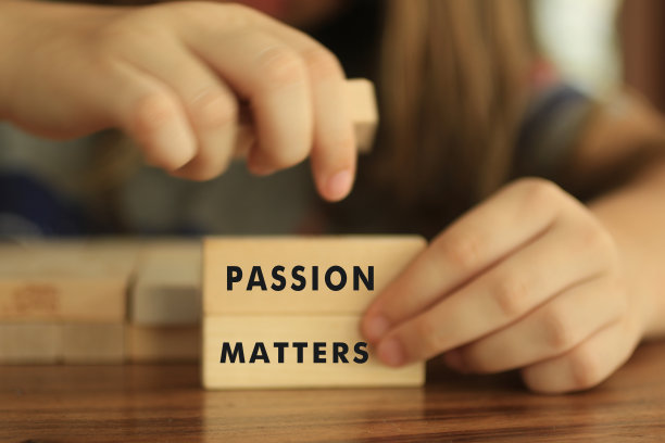 激情决定着木块的概念。图片下载