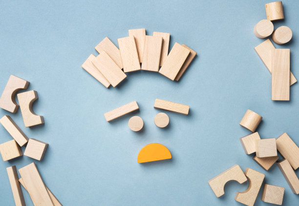 情绪和表情符号。快乐、悲伤、微笑、忧虑、好奇和生气的表情由玩具积木组成。图片下载