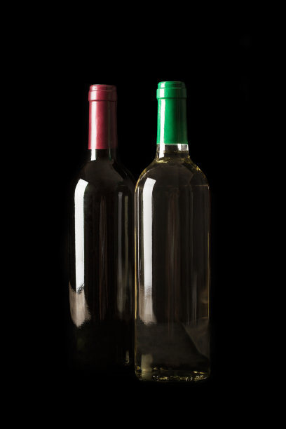 一瓶又一瓶的红葡萄酒和白葡萄酒图片下载