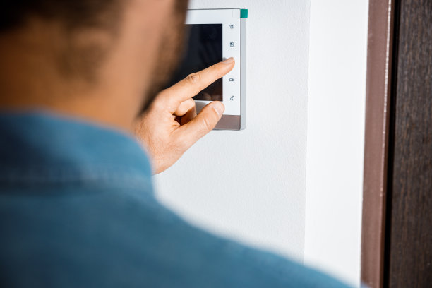 男子用蜂鸣器打开门（库存照片）图片下载