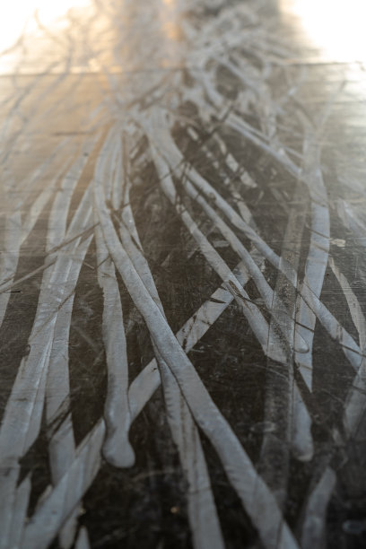 抽象的白色滑板车轮造成刹车在地板上图片下载