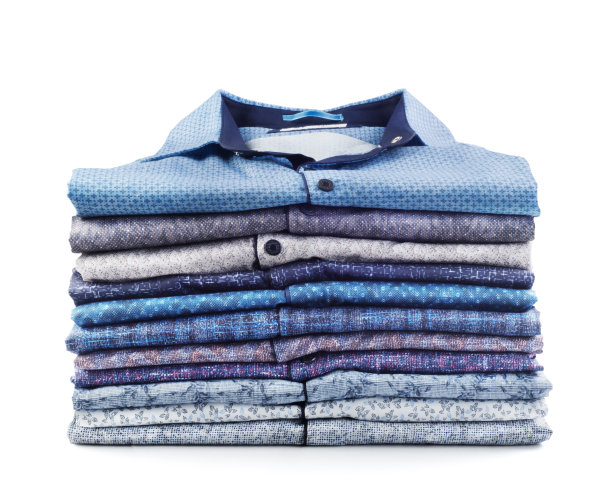 一堆孤立在白色背景上的男衬衫图片下载