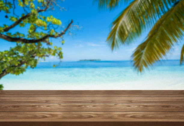 夏日热带海滩上的棕色木桌。图片下载