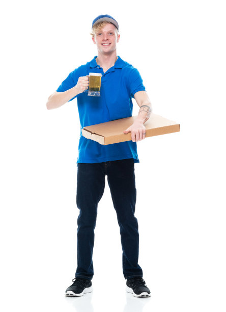 年轻男性披萨送货员穿着运动鞋，拿着马克杯庆祝吐司图片下载