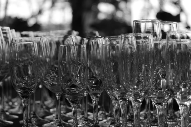 眼镜在桌子图片下载