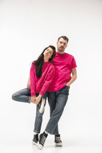 在白色演播室背景下隔离的时尚情侣图片下载