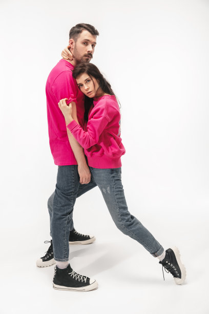 在白色演播室背景下隔离的时尚情侣图片下载