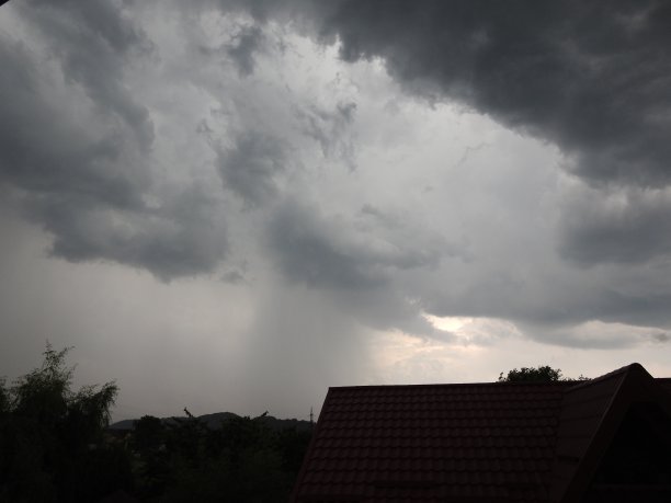 壮观的夏日雷雨开始了，乌云在天空中燃烧图片下载
