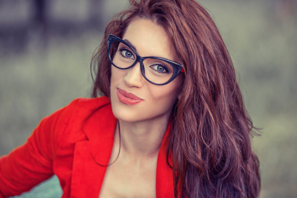 一个戴着黑眼镜，蓝眼睛的美丽女孩的肖像图片下载