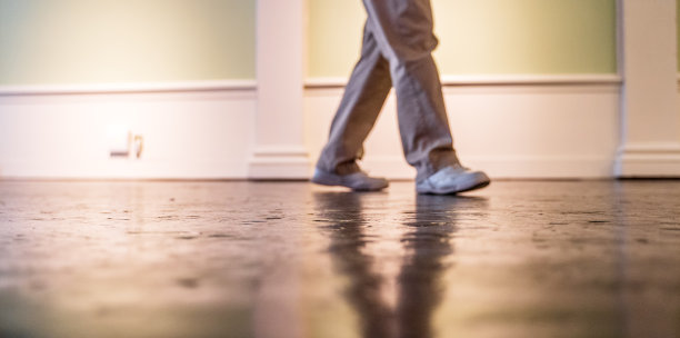 一位老人走过光亮的地板图片下载