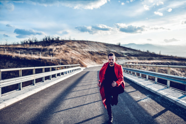在高速公路上奔跑的男性图片下载