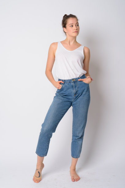 年轻美丽的女人站着思考的全身照片图片下载