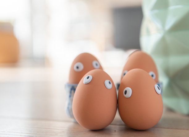 有滑稽眼睛的复活节彩蛋藏在客厅里，孩子们要去找。复活节快乐概念，复活节主题，背景，明信片，屏幕，贺卡，拷贝空间图片下载
