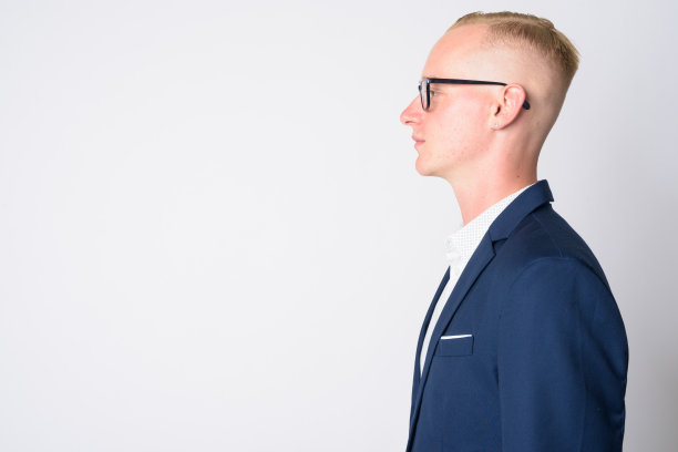 年轻的金发商人穿着西装，戴着眼镜的特写图片下载