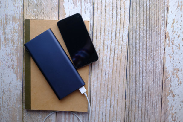 俯视图智能手机和电源在桌子上图片下载