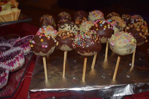 牙签上的花生球图片下载