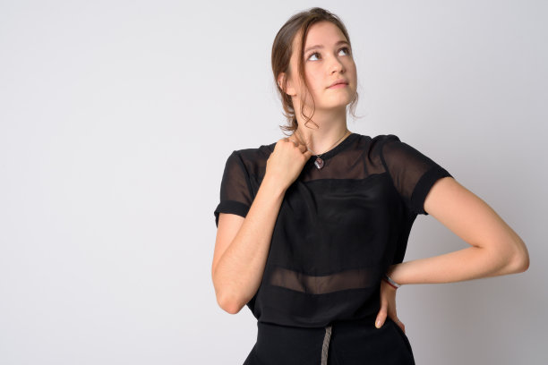 年轻美丽的女人的肖像，思考和仰望图片下载