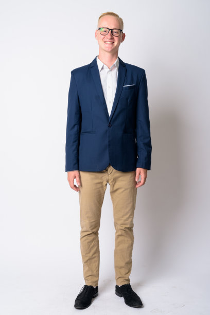 全身拍摄的快乐年轻的金发商人西装微笑图片下载