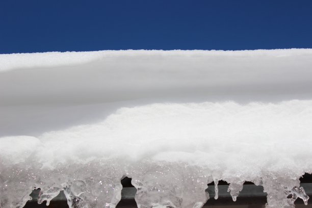 蓝天下的雪和冰柱如同全球变暖图片下载