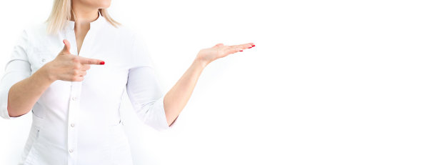 医生的手向侧面伸出来。医疗制服。美容和药品。副本的空间。孤立的图片下载