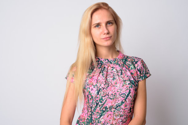 年轻美丽的金发女人看着镜头的脸图片下载