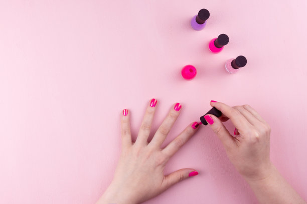 女孩涂指甲图片下载