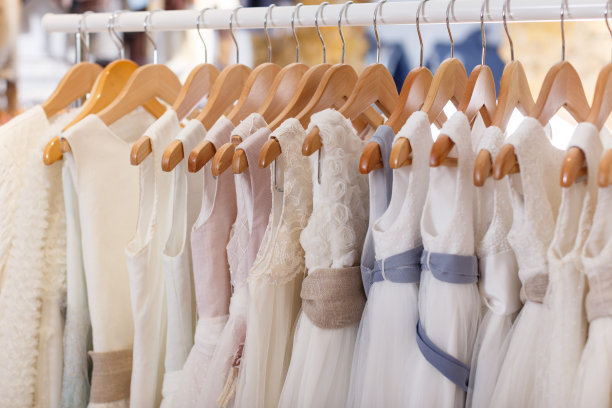 孩子们把白色的衣服挂在衣架上图片下载