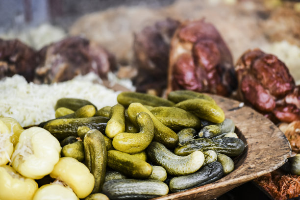 新鲜的黄瓜收获在木盘子。图片下载