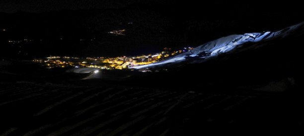 拉图苏瓦在晚上图片下载