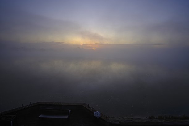 薄雾拂晓的塞纳河图片下载