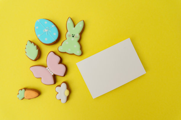 带有姜饼曲奇的复活节卡片。复活节卡片模板。蛋形饼干和复活节兔子。图片下载