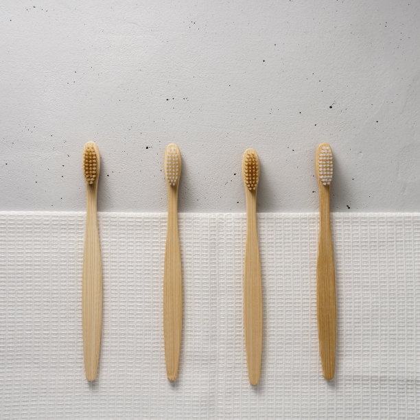浅色水泥背景上的几把竹牙刷图片下载