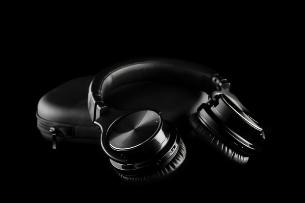 黑色背景无线耳机图片下载