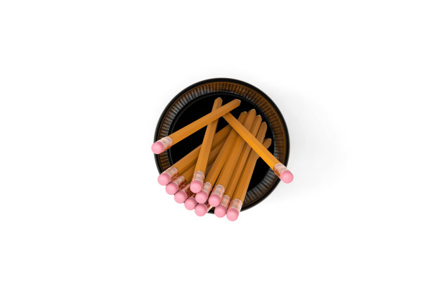 白色背景上文具玻璃杯中的黄色铅笔图片下载
