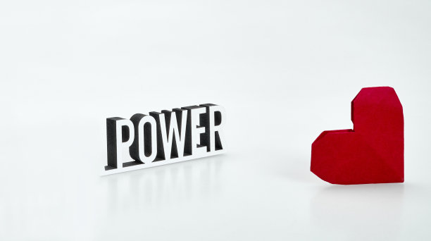 文字的力量和红色的心形在白色的背景图片下载