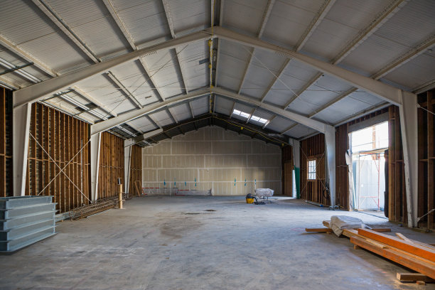 一栋办公楼的空置改造工地仓库图片下载