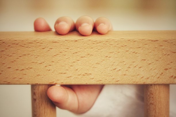 婴儿手放在婴儿床上图片下载