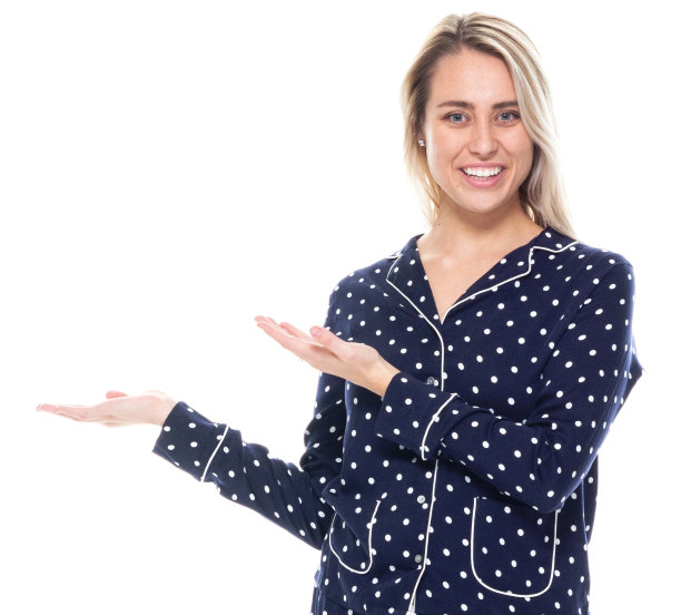 白种人年轻女主持人穿着睡衣站在白色背景前图片下载