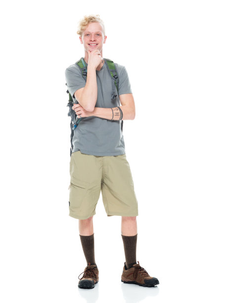 白人男性背包客在前面的白色背景穿着衬衫和拿着包图片下载